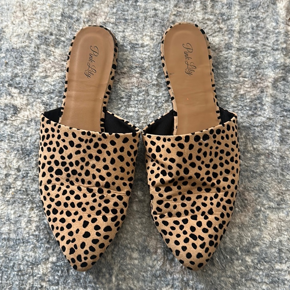 Adorable flats! Cute spotted print! Size 7